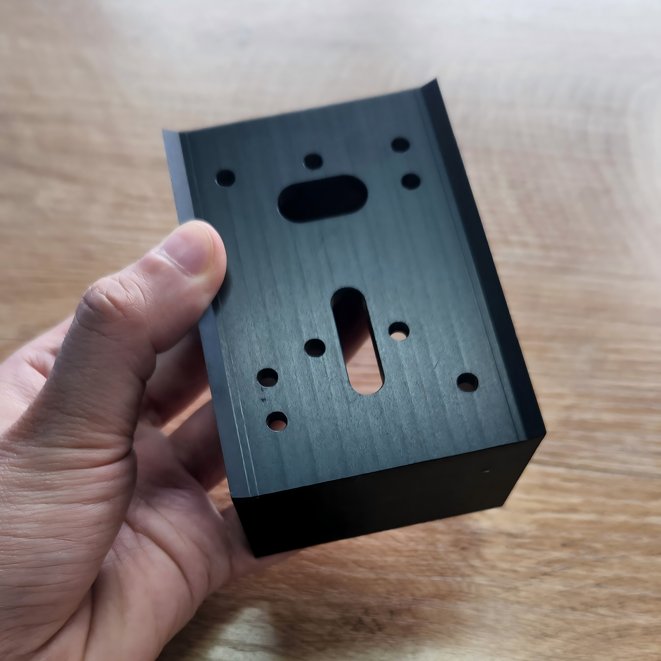 CNC 加工铝合金减速机箱体（黑色阳极氧化）